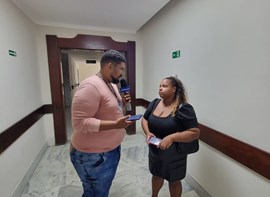 Paciente Hilda Nascimento, sendo entrevistada pela Rádio Sociedade da Bahia