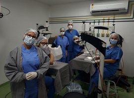Alunos do primeiro ano de residência médica do Instituto Brasileiro de Oftalmologia e Prevenção da Cegueira (IBOPC/HHCL) treinam cirurgia de pterígio em WET LAB